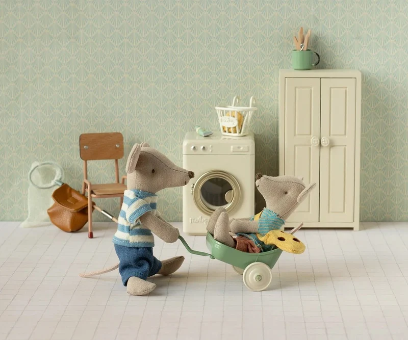 Petit Frère Souris Avec Son Sac