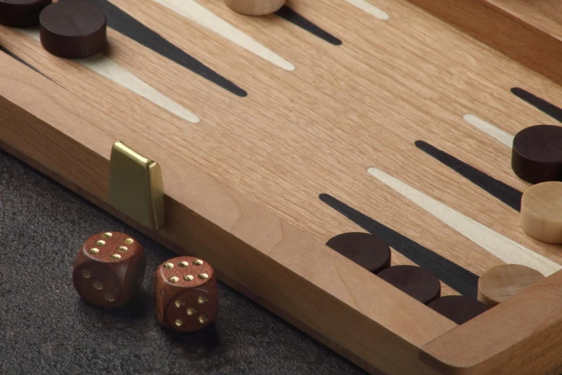 Backgammon de voyage en bois marqueté - Magnétique - Merisier