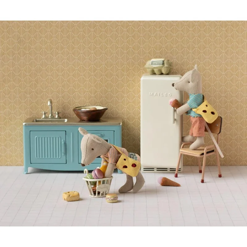Petite Sœur Souris Avec Son Sac