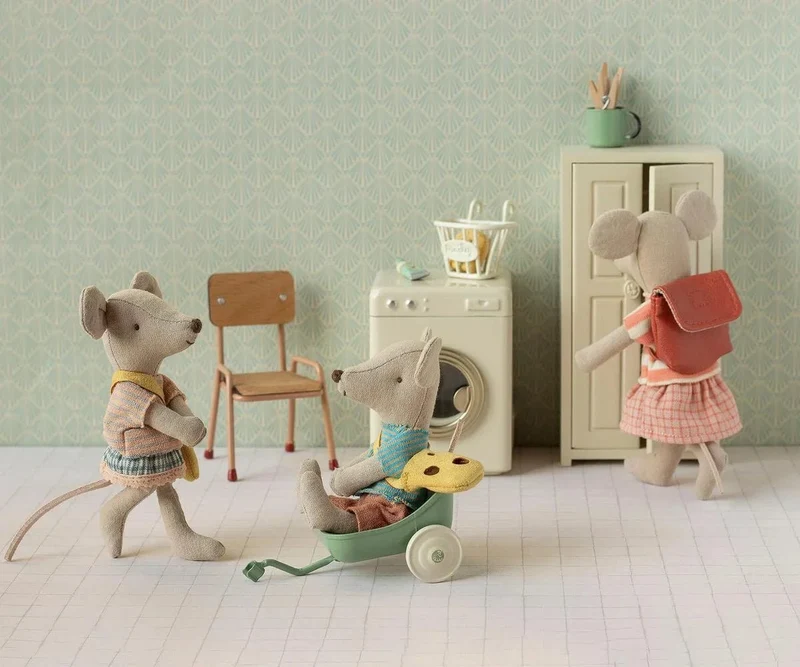 Petite Sœur Souris Avec Son Sac