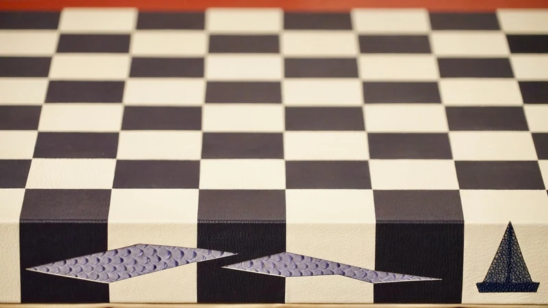 Jeu d'échecs en marqueterie de cuir - Exemplaire unique - Fabrication française