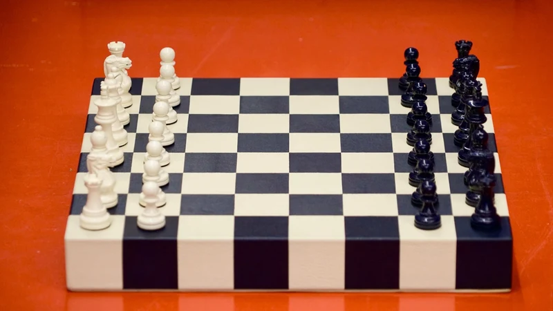Jeu d'échecs en marqueterie de cuir - Exemplaire unique - Fabrication française