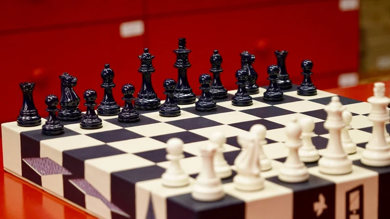 Jeu d'échecs en marqueterie de cuir - Exemplaire unique - Fabrication française