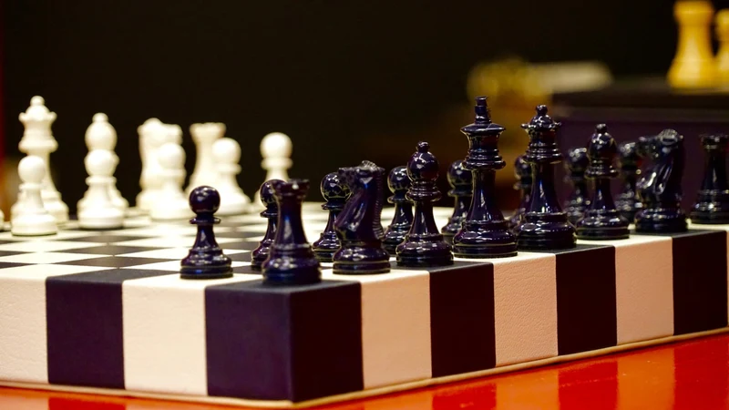 Jeu d'échecs en marqueterie de cuir - Exemplaire unique - Fabrication française