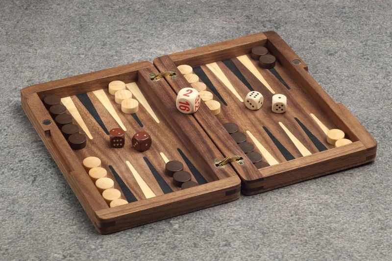Backgammon de voyage en bois marqueté - Magnétique - Noyer