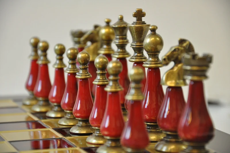 Ensemble jeu d'échecs en laiton et perle - coffre bois - Manopoulos