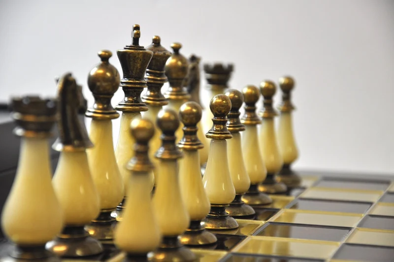 Ensemble jeu d'échecs en laiton et perle - coffre bois - Manopoulos