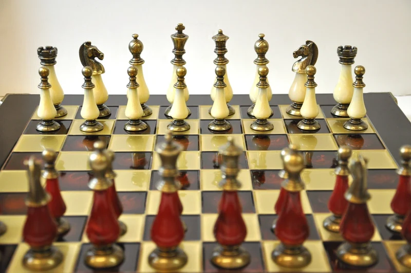 Ensemble jeu d'échecs en laiton et perle - coffre bois - Manopoulos