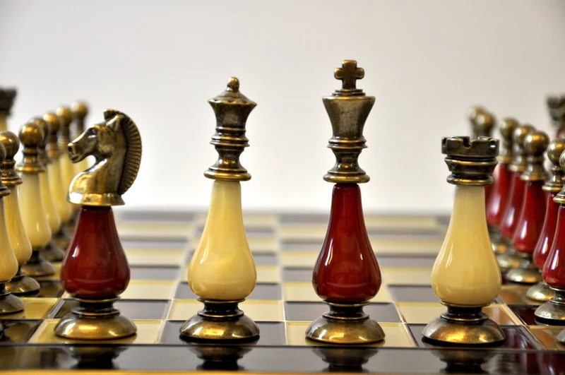 Ensemble jeu d'échecs en laiton et perle - coffre bois - Manopoulos