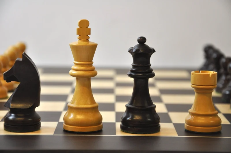 Ensemble jeu d'échecs en Wengé - biseauté - Pièces en buis teinté
