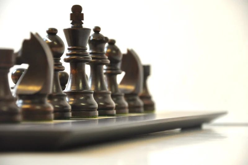 Ensemble jeu d'échecs en Wengé - biseauté - Pièces en buis teinté