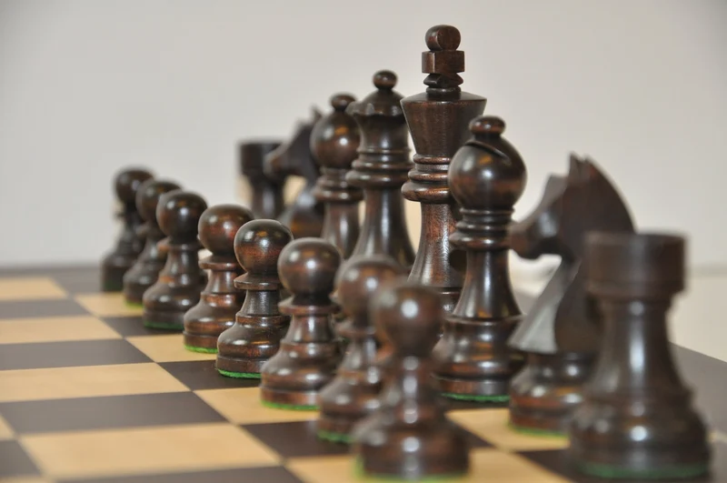 Ensemble jeu d'échecs en Wengé - biseauté - Pièces en buis teinté