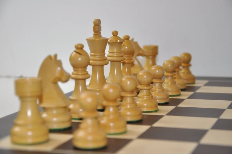 Ensemble jeu d'échecs en Wengé - biseauté - Pièces en buis teinté