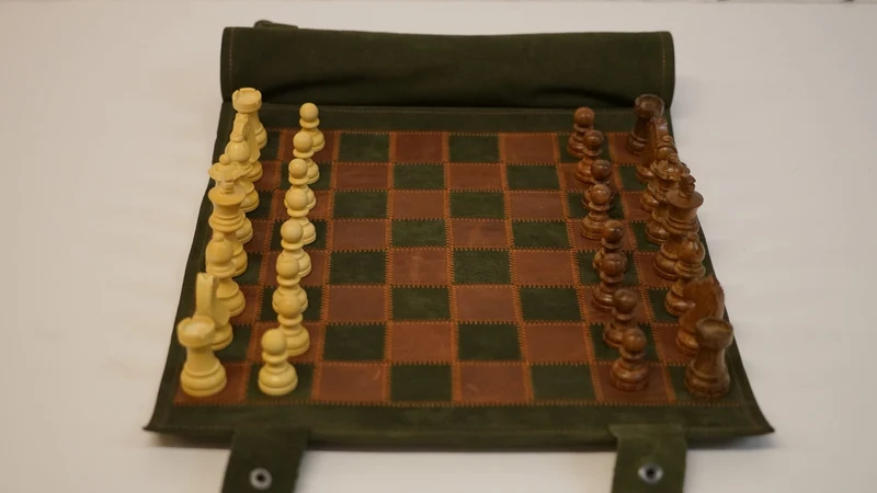 Ensemble jeu d'échecs en cuir - magnétique - Vert / Marron - mélia games