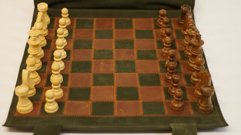 Ensemble jeu d'échecs en cuir - magnétique - Vert / Marron - mélia games
