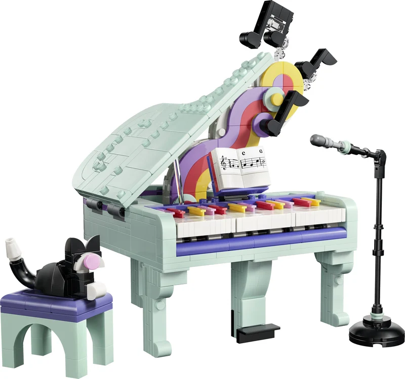 Le piano décoratif avec le chat