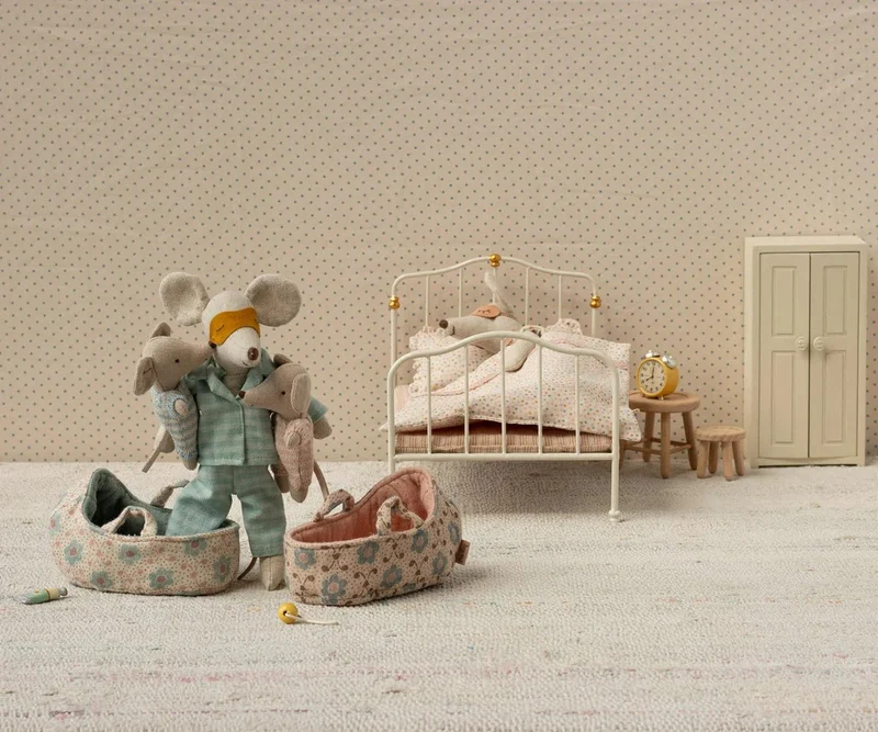 Bébé Souris Dans Son Couffin - Bleu