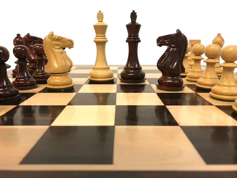 Ensemble jeu d'échecs Suprême en palissandre et sycomore - laqué - Pièces en bois de rose et Buis - Chopra