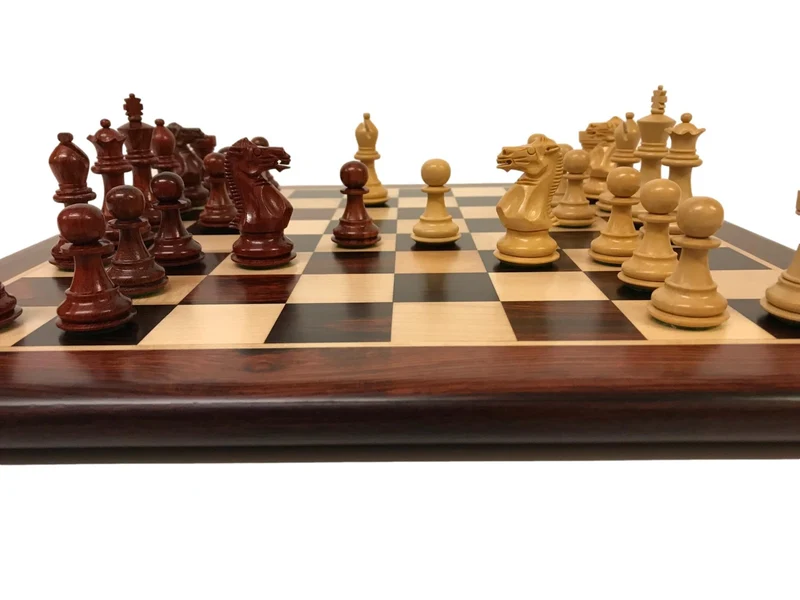 Ensemble jeu d'échecs Ultime en palissandre et sycomore - laqué - Pièces en bois de Rose et Buis - Chopra