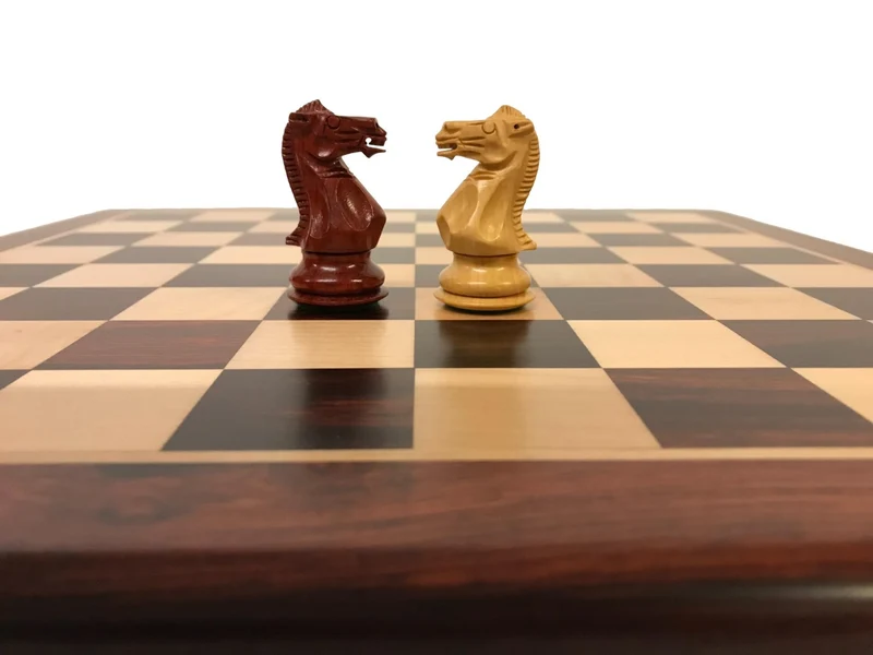 Ensemble jeu d'échecs Ultime en palissandre et sycomore - laqué - Pièces en bois de Rose et Buis - Chopra