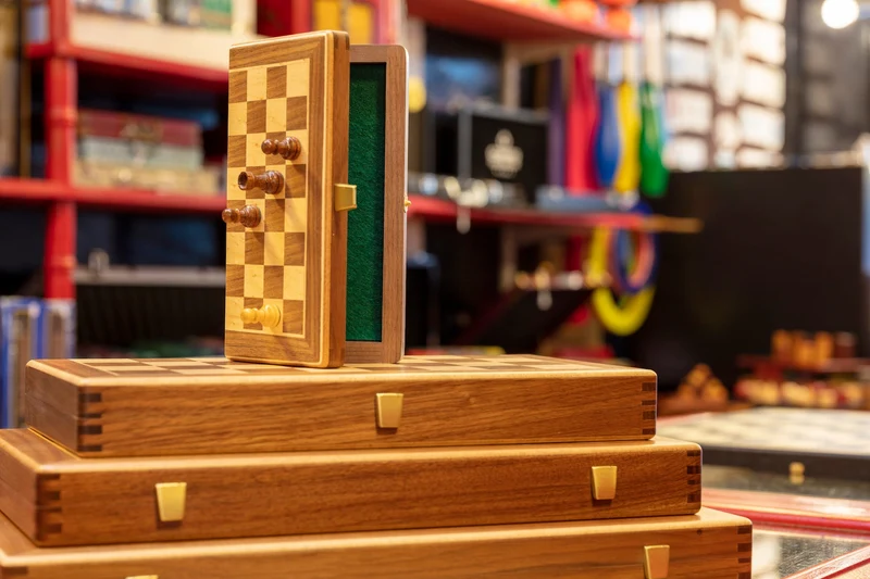 Coffret d'échecs en bois pliant - Ulbrich - Noyer / Erable moucheté