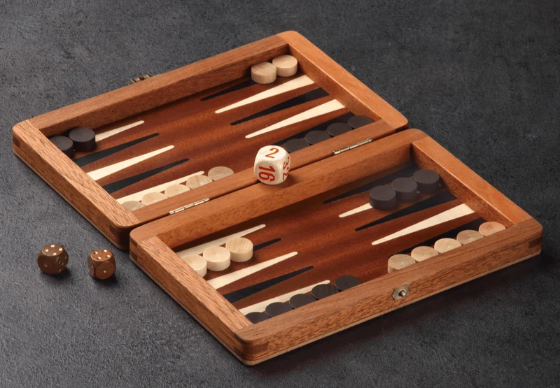 Backgammon de voyage en bois marqueté - Magnétique - Acajou