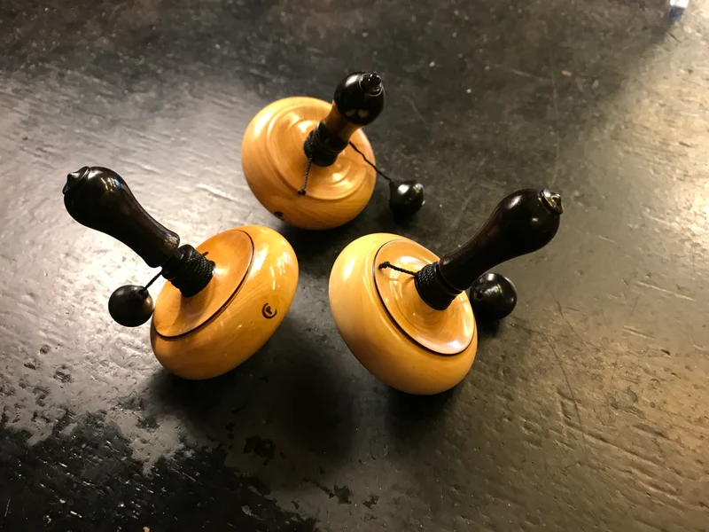 Toupie en buis à bouton d'ébène
