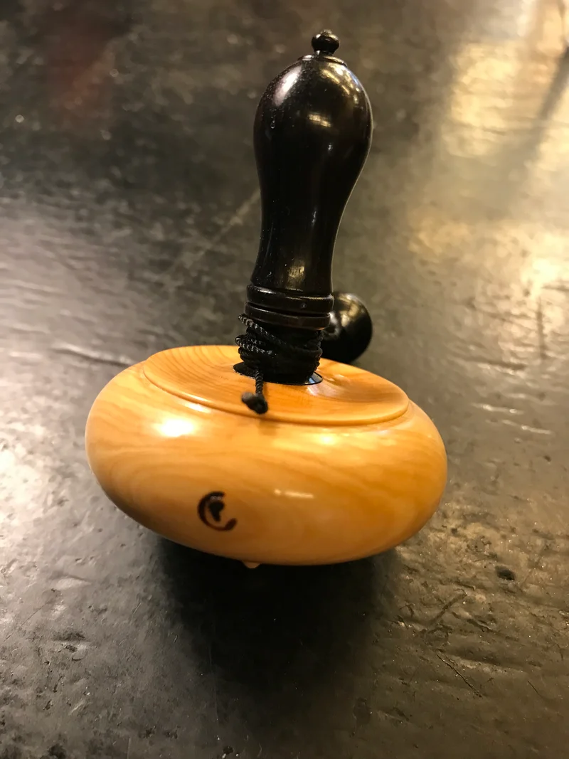 Toupie en buis à bouton d'ébène