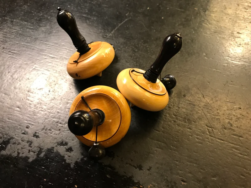Toupie en buis à bouton d'ébène