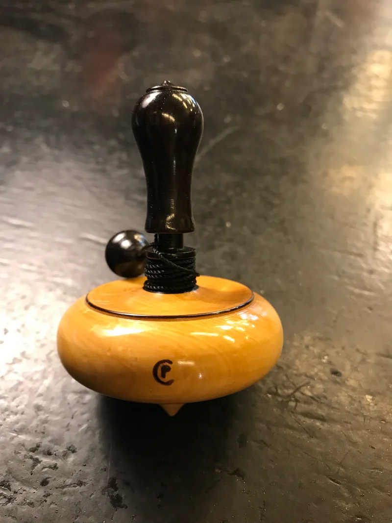 Toupie en buis à bouton d'ébène