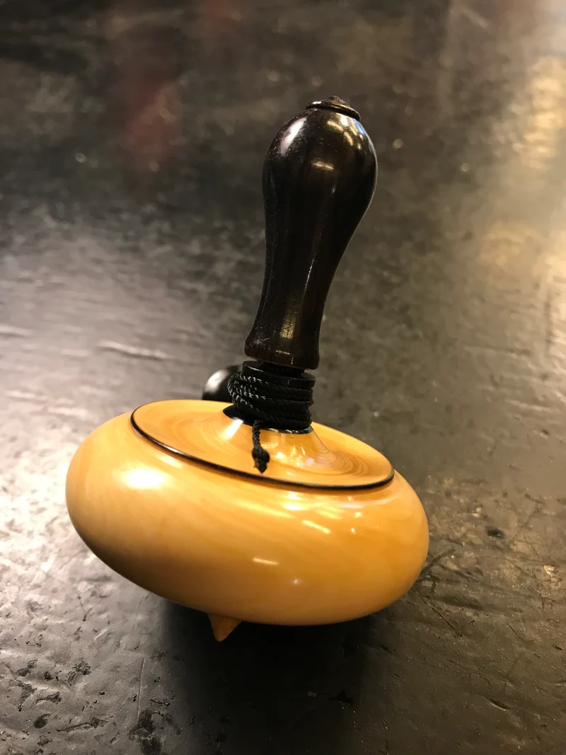 Toupie en buis à bouton d'ébène