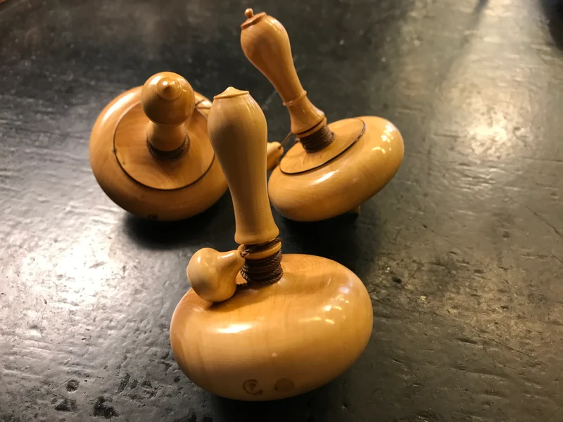Toupie en buis à bouton