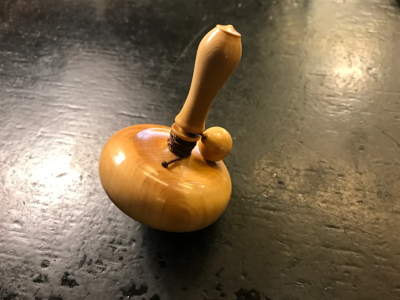 Toupie en buis à bouton