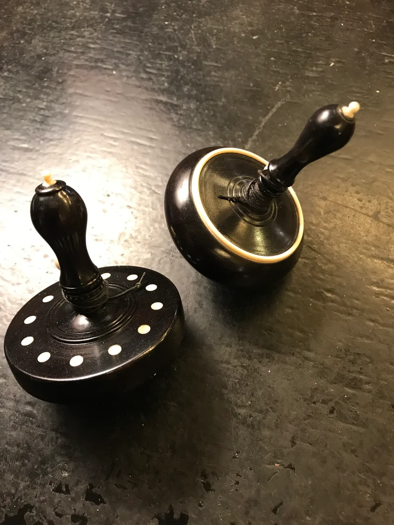 Toupie en ébène et Ivoirine à bouton