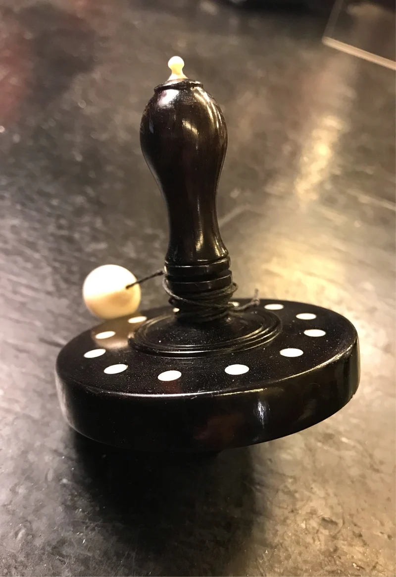 Toupie en ébène et Ivoirine à bouton