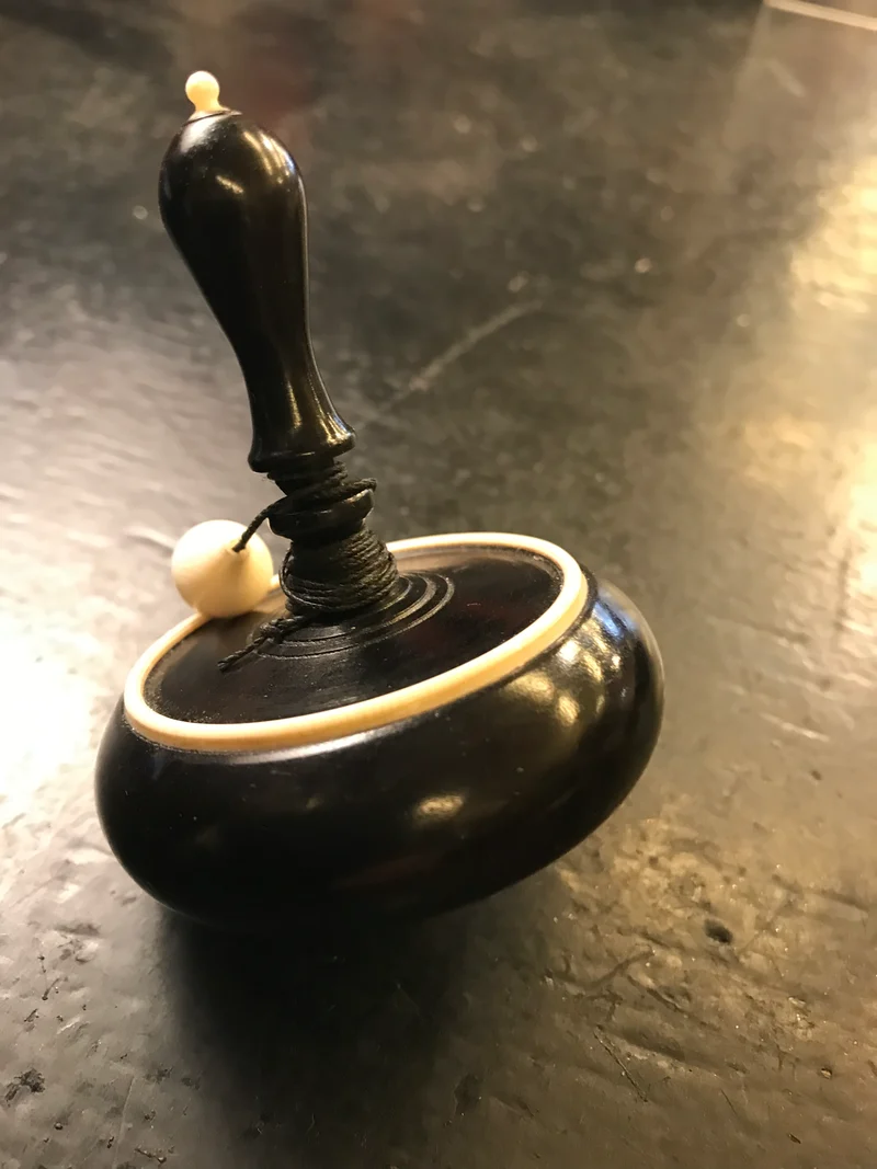 Toupie en ébène et Ivoirine à bouton