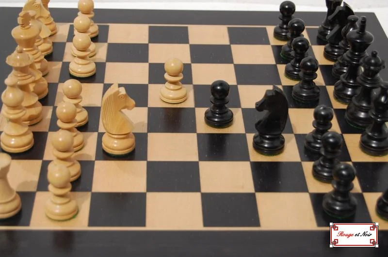 Ensemble jeu d'échecs Club Noir en Sycomore et Poirier teinté - Pièces buis teinté