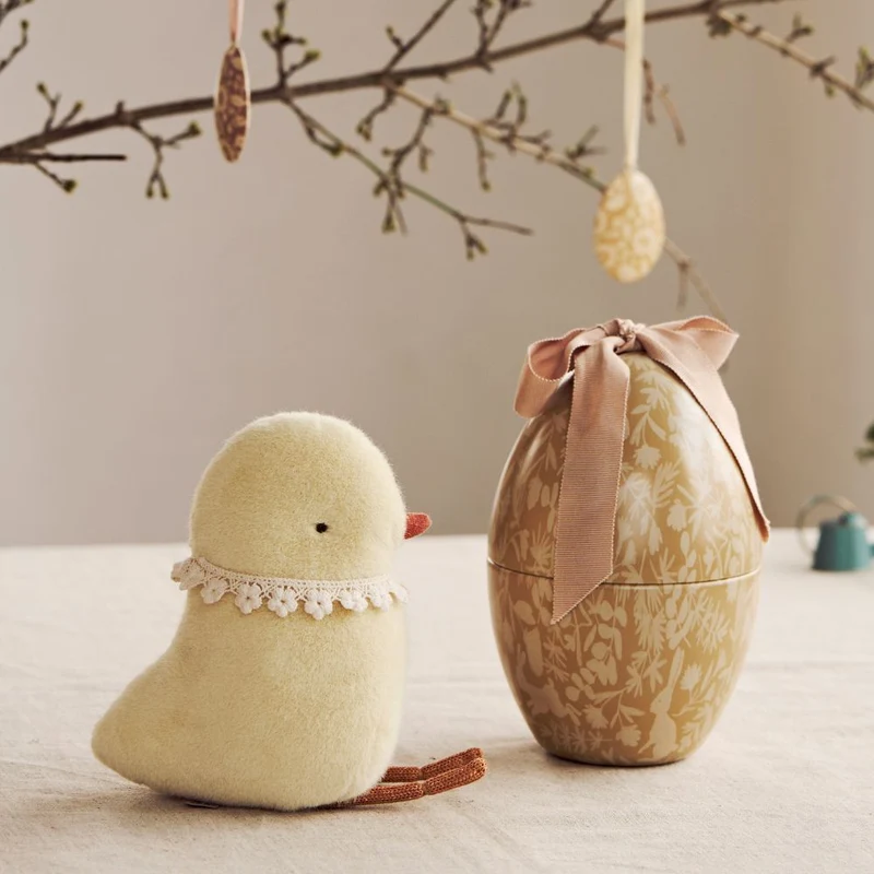 Oeuf De Pâques Avec Poussin