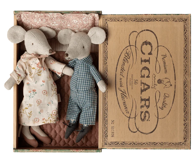 Grand-Mère & Grand-Père Souris Et Leur Boîte