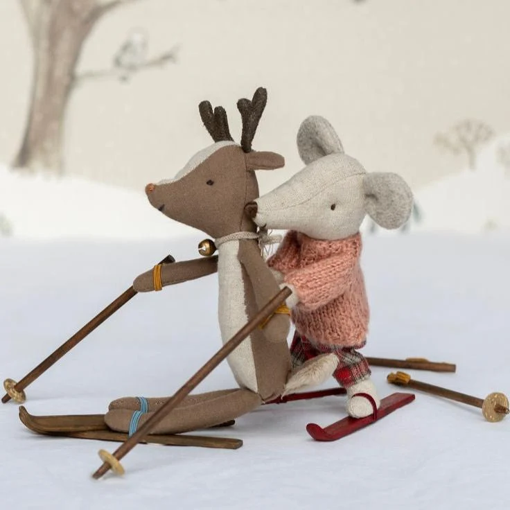 Souris d'Hiver Avec Set de Ski, Grande Soeur