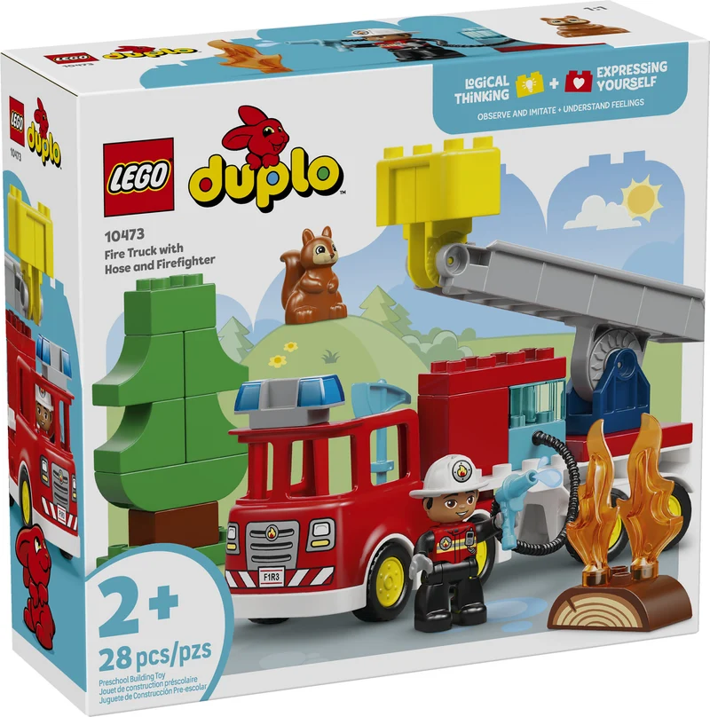 Le camion de pompiers avec un boyau et un pompier