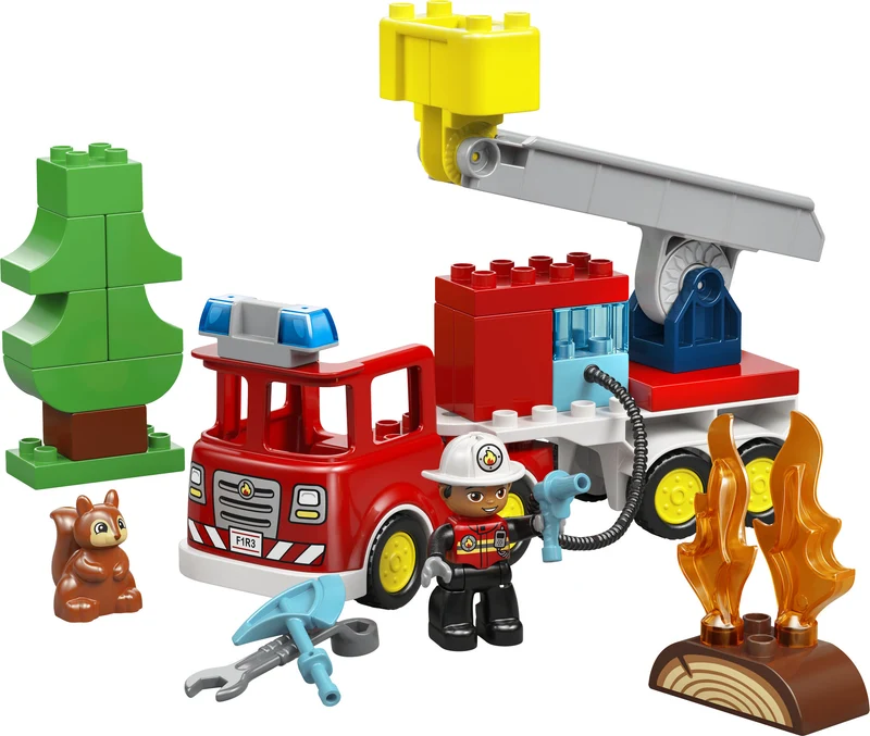 Le camion de pompiers avec un boyau et un pompier