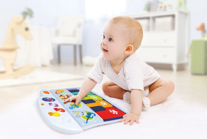 Piano pour bébé fixé au berceau