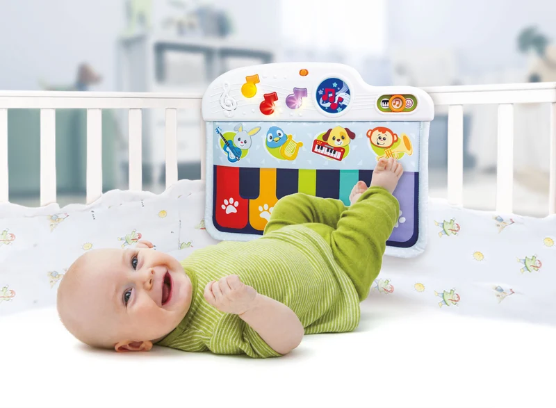 Piano pour bébé fixé au berceau