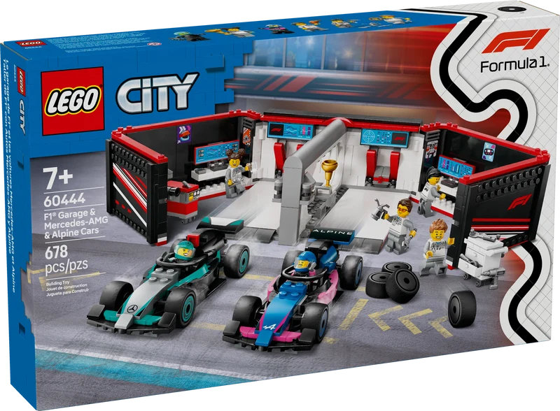 Le garage de F1 et les voitures Mercedes et Alpine