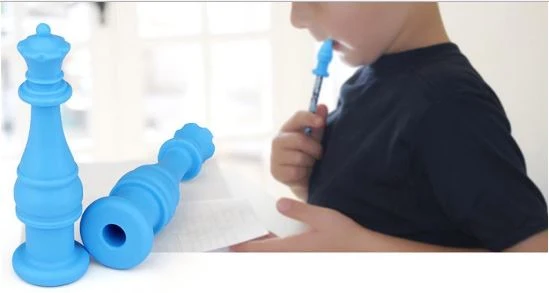 Mâchouille bleue pour crayon, pièce d'échec
